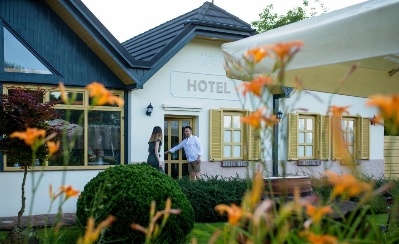 Hotel Vineyard Inn - Szoloskert Нагиканиша Екстериор снимка