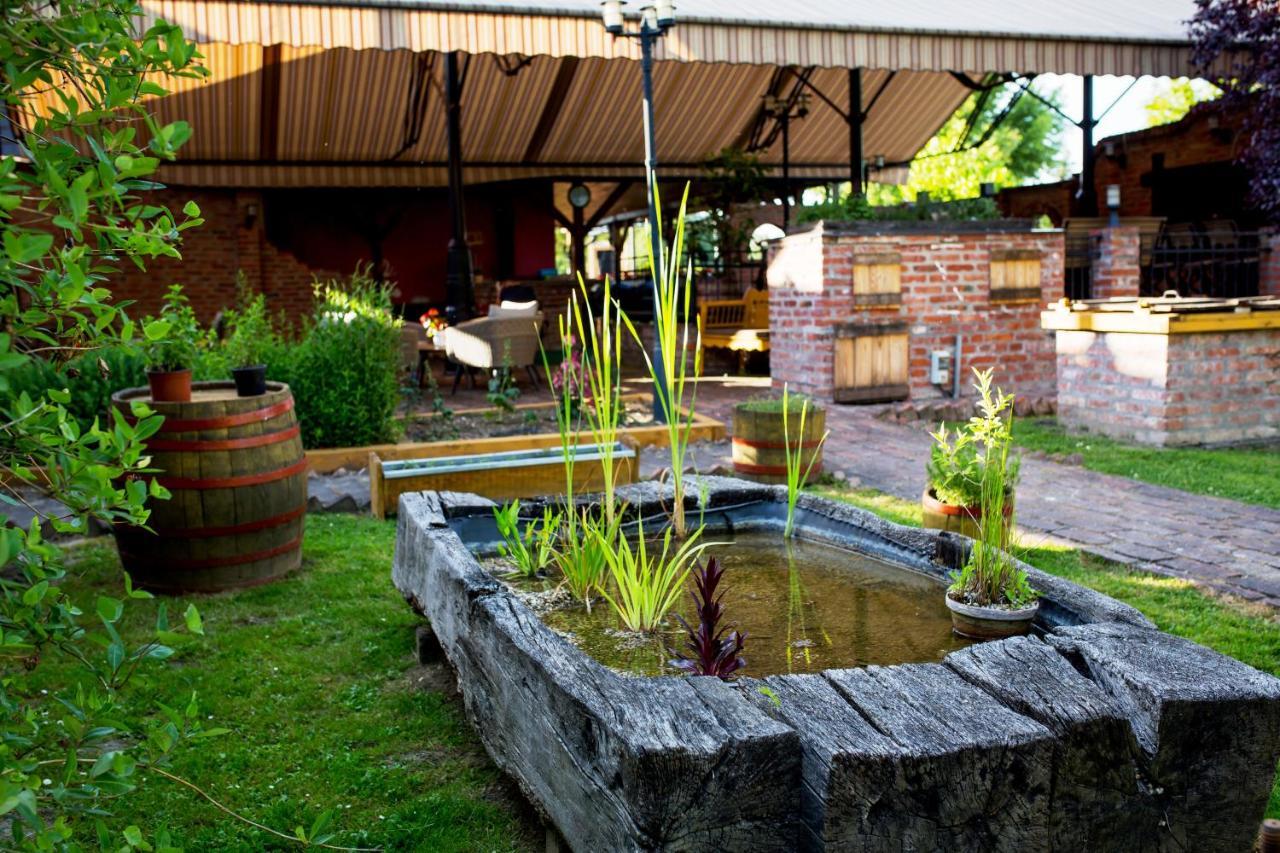 Hotel Vineyard Inn - Szoloskert Нагиканиша Екстериор снимка
