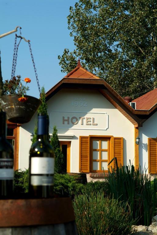 Hotel Vineyard Inn - Szoloskert Нагиканиша Екстериор снимка