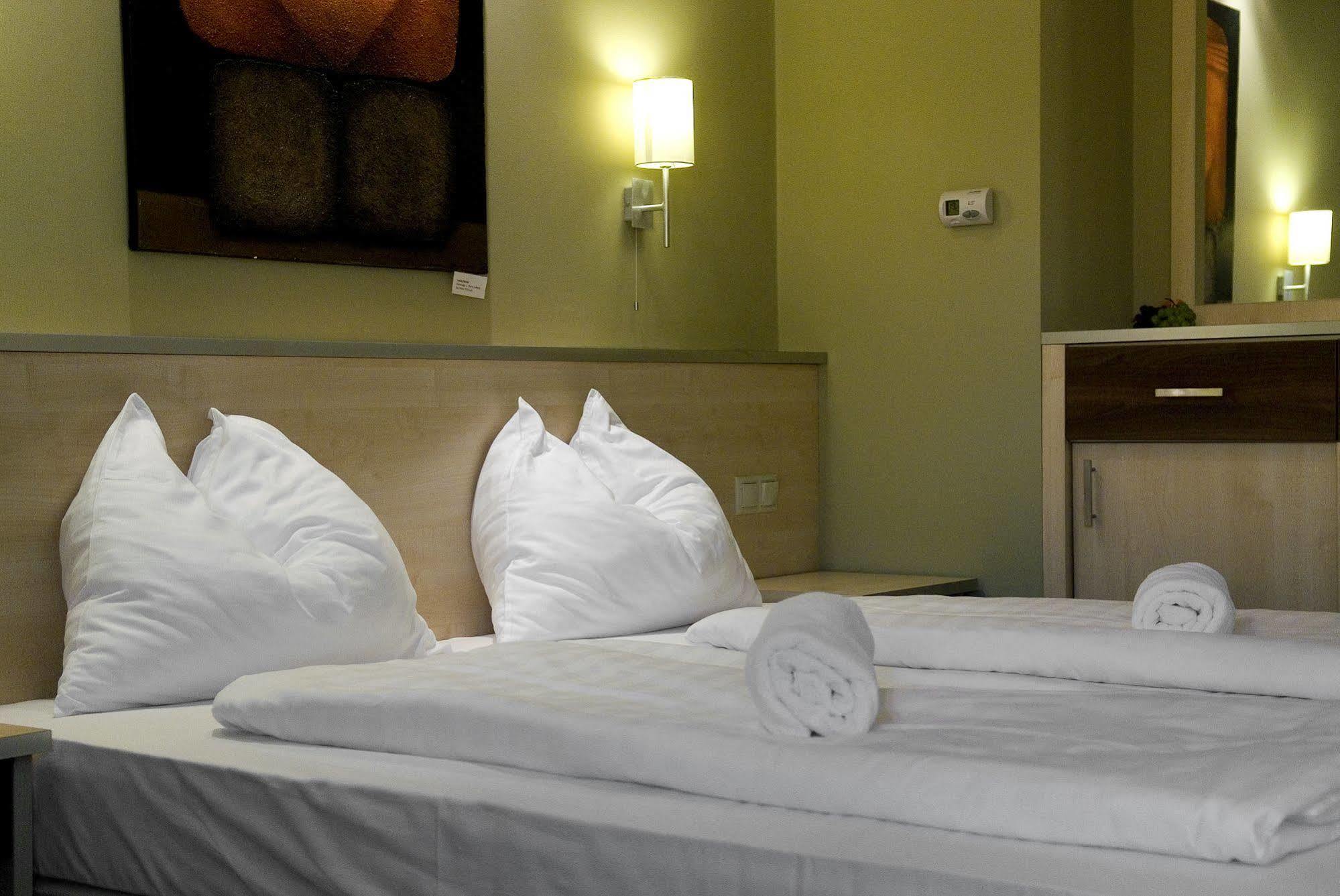 Hotel Vineyard Inn - Szoloskert Нагиканиша Екстериор снимка