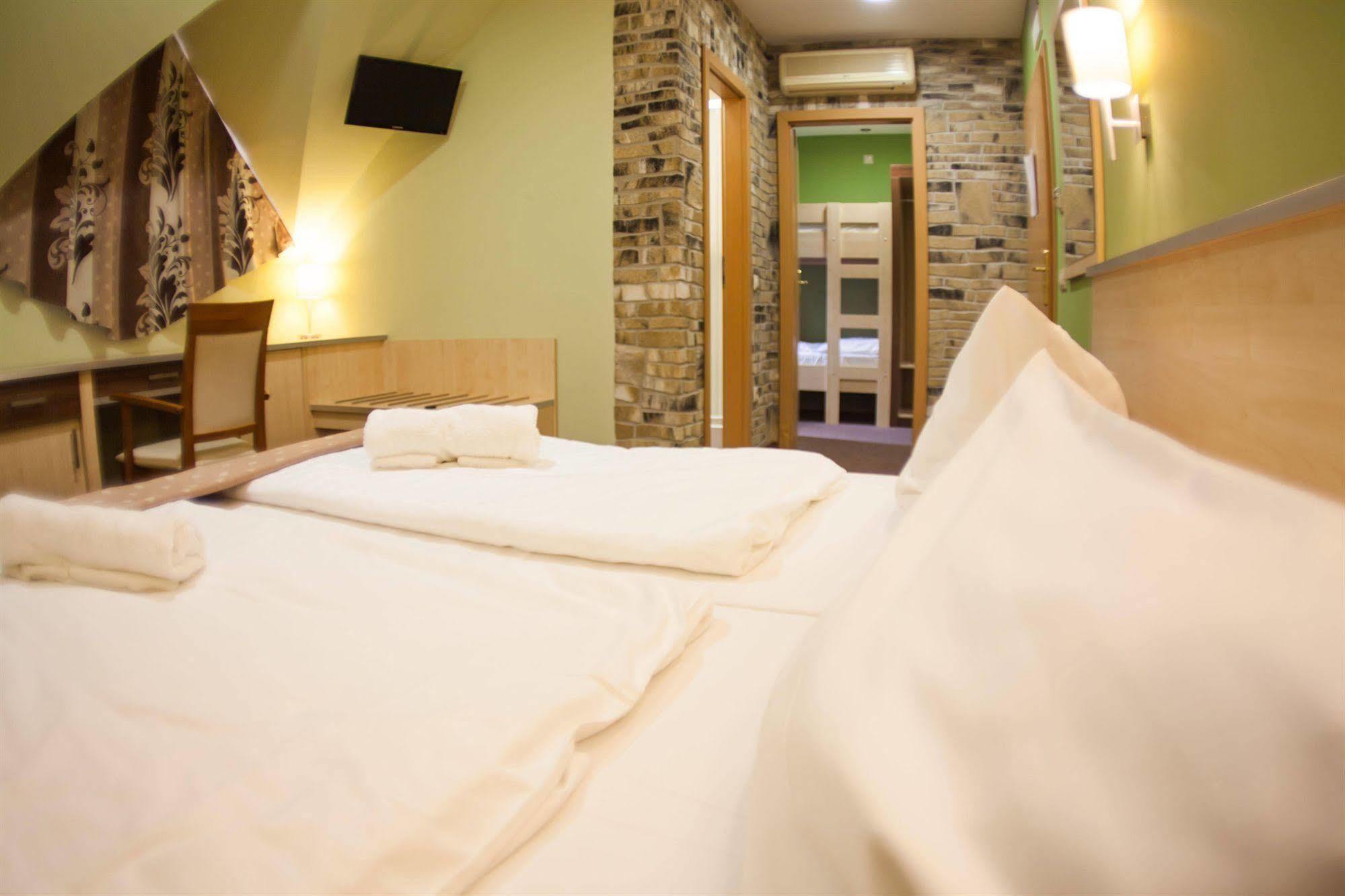 Hotel Vineyard Inn - Szoloskert Нагиканиша Екстериор снимка