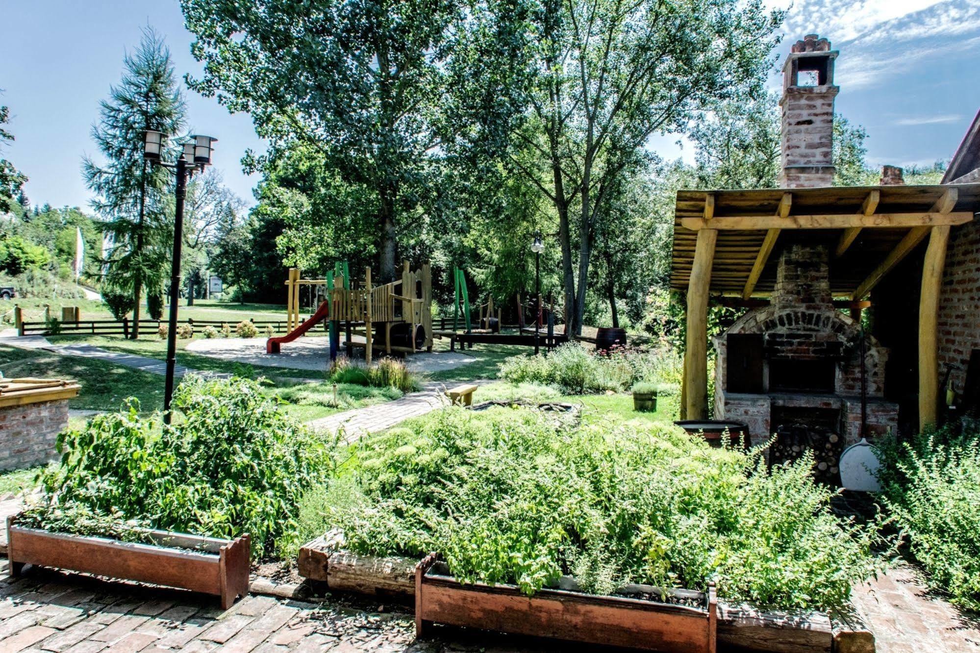 Hotel Vineyard Inn - Szoloskert Нагиканиша Екстериор снимка