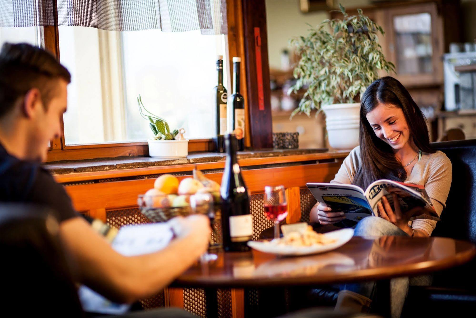 Hotel Vineyard Inn - Szoloskert Нагиканиша Екстериор снимка